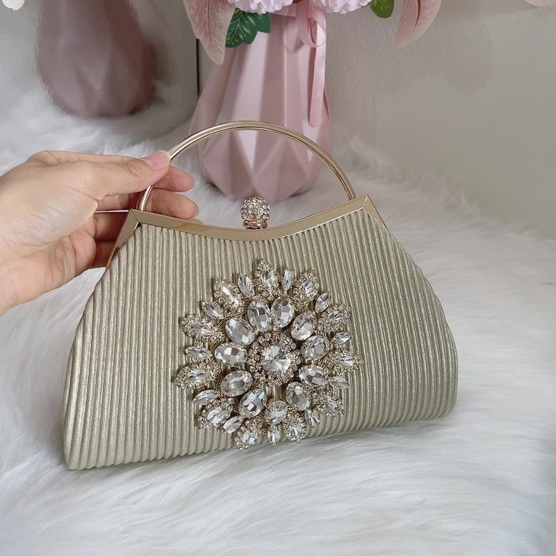 Túi xách nữ quai kiềng đính hoa đá ngồi sui đi tiệc sang trọng 6130 Bag Kem