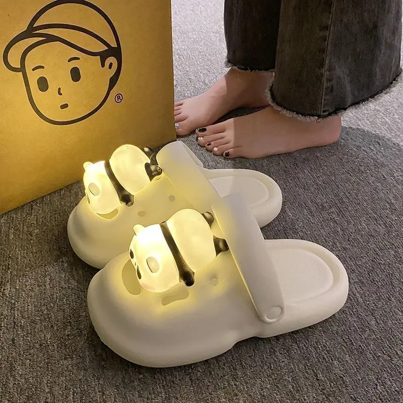 Dép Bít Mũi Tăng Chiều Cao Hình Gấu Trúc, Không Trơn Trượt, Phong Cách Hàn Quốc, Dành Cho Nữ, Mùa Lò Xo Và Mùa Hè, Có Đèn, Hàng Mới Về 2024 DéP Shoes Women
