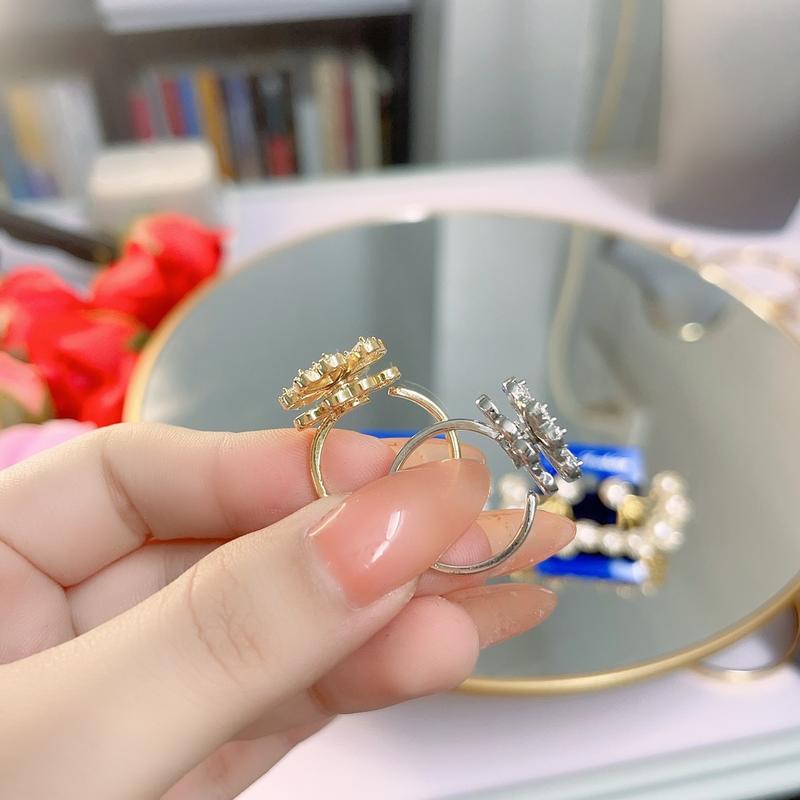 Nhẫn titan cỏ 4 lá Mặt Xoay đính đá