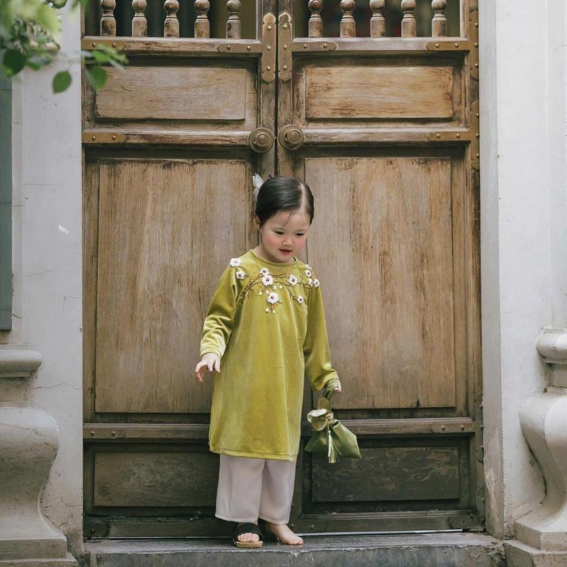   293  Áo dài  MÀU XANH CỐM thêu hoa nổi  cho bé 