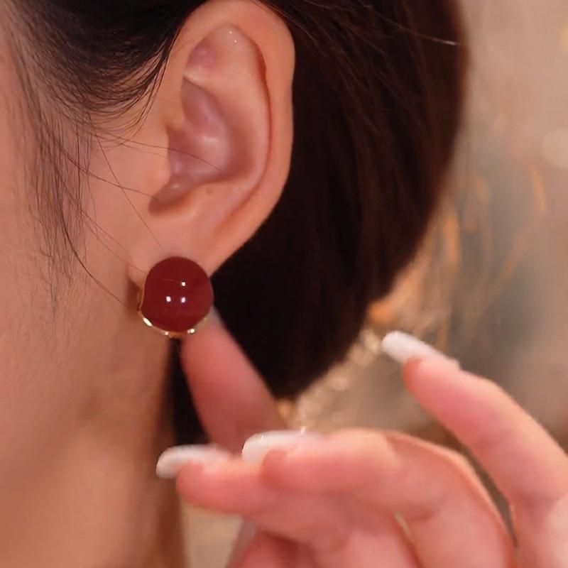 Product Introduction of Bông Tai Đinh tán Ngọc Lục Bảo Hetian Giả Tự Nhiên, Hai Mặt, Phong Cách Cổ Điển Thích Hợp Cho Nữ, Cao Cấp, Hạt Đậu Jequirity, Giá Cả Phải Chăng, Đồ Trang Trí Bông Tai Sang Trọng, Theo Chủ Đề số lượng ít Women 2