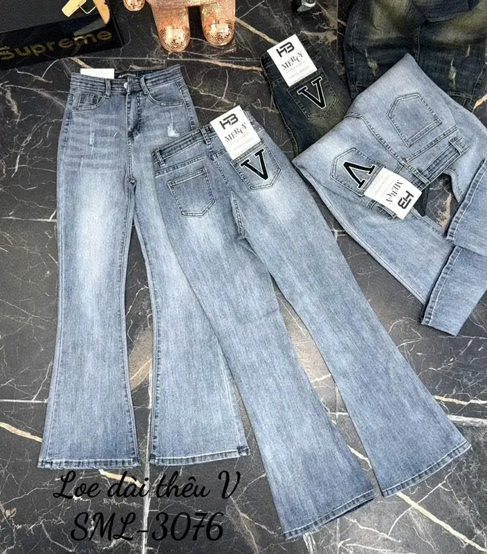 Quần jeans ống loe rách cào kiểu phối túi thêu chữ V Nam Menswear 0