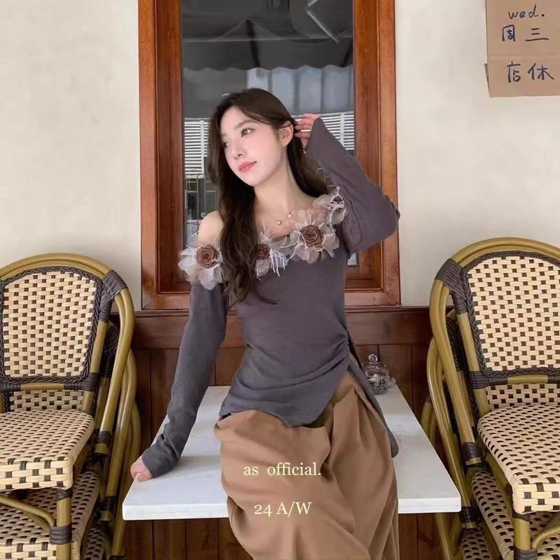 Product Introduction of Áo Thun Dài Tay, Phong Cách Hàn Quốc, Thiết Kế Hoa Nhẹ Nhàng Dành Cho Nữ, Hàng Mới Về Đầu Mùa Thu, Tay Áo Dài, Buộc Dây Bất Đối Xứng Vai Nghiêng, Áo Sơ Mi Lớp Nền, Áo Đẹp 25