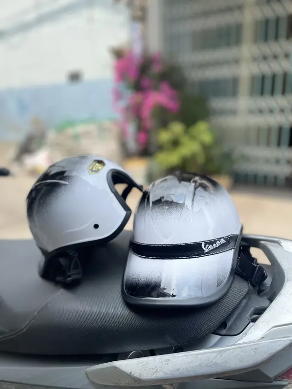 nón kết vespa mix 2 màu  có khoét lổ ở sau 0