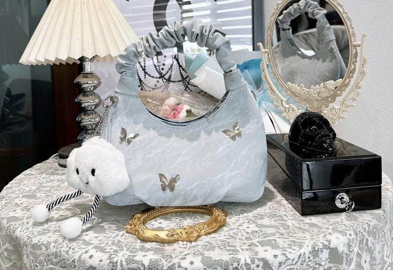 Product Introduction of Túi Xách Quai Dúm Da Nhung Đính Charm Bướm Cầm Tay Đeo Chéo Tặng Móc Mây Bag Nữ 3