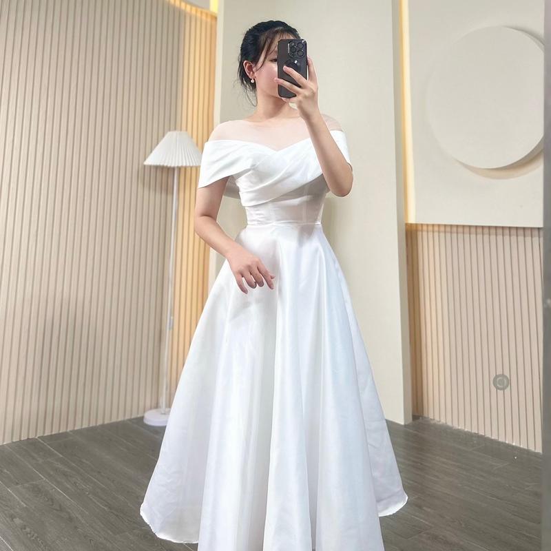 Váy đi bàn trễ vai chất phi đẹp màu trắng, dáng ngắn qua gót chân, nhẹ nhàng