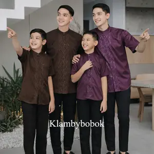 Ready Baju Koko Embos Couple Ayah Anak Laki Laki Lengan Pendek Warna Mahogany Burgundy Terbaru 2026