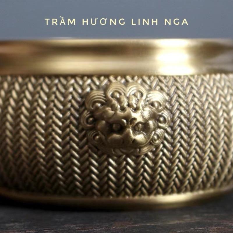 Lư xông trầm bằng đồng chuẩn size to nặng 450g hoa văn trạm khắc tinh tế sắc nét, dùng để xông trầm … hoặc bày decor trong không gian rất sang trọng. Chất liệu đồng dầy dặn bền đẹp( Quà tri ân: Miếng trầm bỏ ví Bình An) Dầu Thơm Phòng Nước Hoa Phòng Khách 2