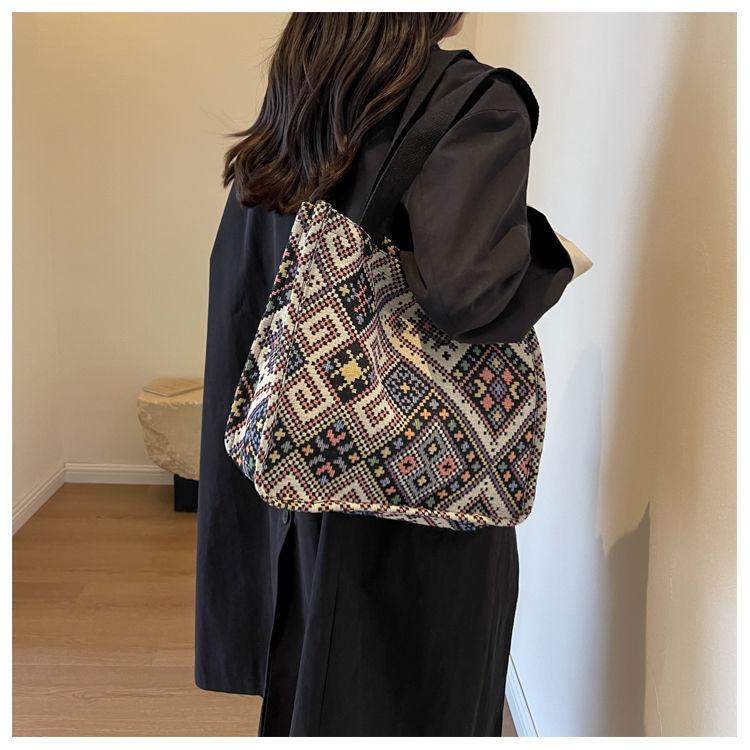 Product Introduction of Túi Tote Dệt Tay, Chất Liệu Vải Bố Sức Chứa Lớn, Phong Cách Lười Biếng, Thích Hợp Cho Bé Gái, Phong Cách Instagram, Lý Tưởng Cho Người Đi Làm Và Du Lịch, Túi Đeo Vai Sức Chứa Lớn hàn quốc có thể mở rộng Bag Chữ Nhật Hình Chữ Nhật Canvas Da Hoa 26
