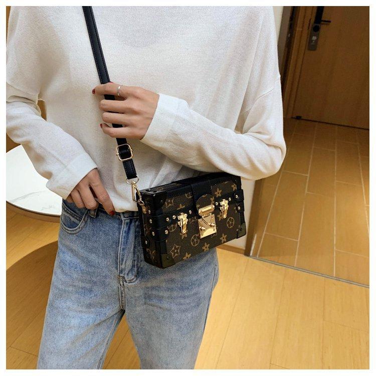 Product Introduction of Vintage Print Women's Box Bag High-Value New Light Luxury Niche Makeup Bag Small Square Bag Single Shoulder Crossbody Bag 7