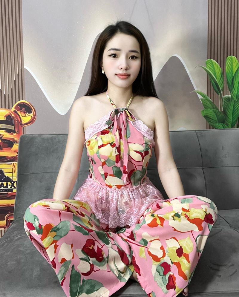 Product Introduction of Bộ lụa yếm phối ren, lụa latin mềm, mịn ko nhăn. Quần có túi freesize cho chị e từ 40-58kg Áo 8
