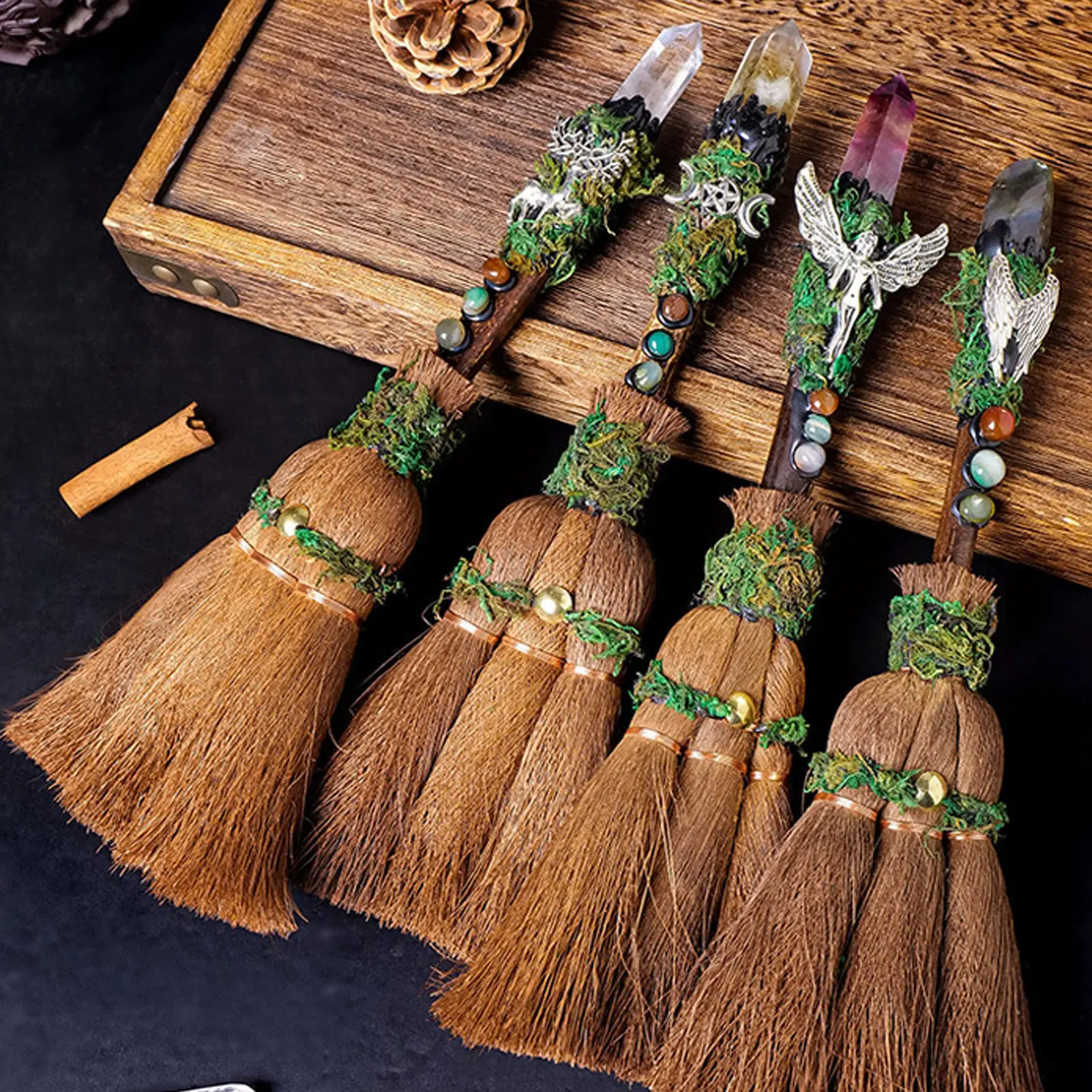 Chổi Phù Thủy, Chủ Đề Halloween, Chổi Bàn thờ Wiccan Sáng Tạo, Chổi Pha Lê Tự Nhiên, Nhỏ Gọn, Trang Trí Nghi Thức Wiccan Tại Nhà, Trang Trí Chổi Thu Nhỏ, Thích Hợp Cho Bữa Tiệc Halloween