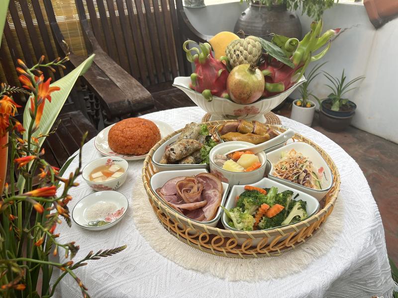 Bộ Bát Đĩa Đựng Bánh Trôi, Bánh Chay, Mứt Tết 5 Cánh Họa Tiết Vẽ Tay Thủ Công Men Kem Kèm Khay Mây Không Nắp- Gốm Sứ Bát Tràng Linh Khang Bộ Bát Đĩa Hoa Mai Đường Kính 32Cm