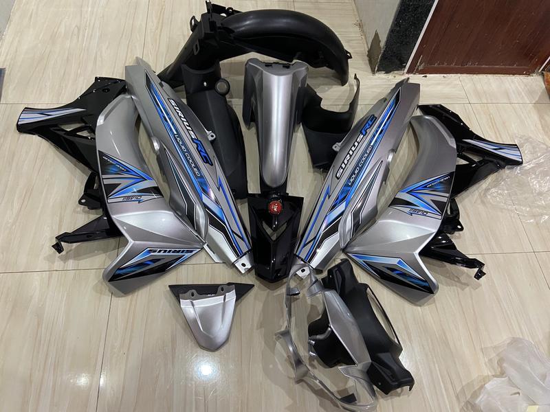 Dàn áo Sirius màu bạc phối đen, dán sẵn tem, hàng 1/2, ốp trước si Hello/dè trước Zin, chưa kèm pha đèn