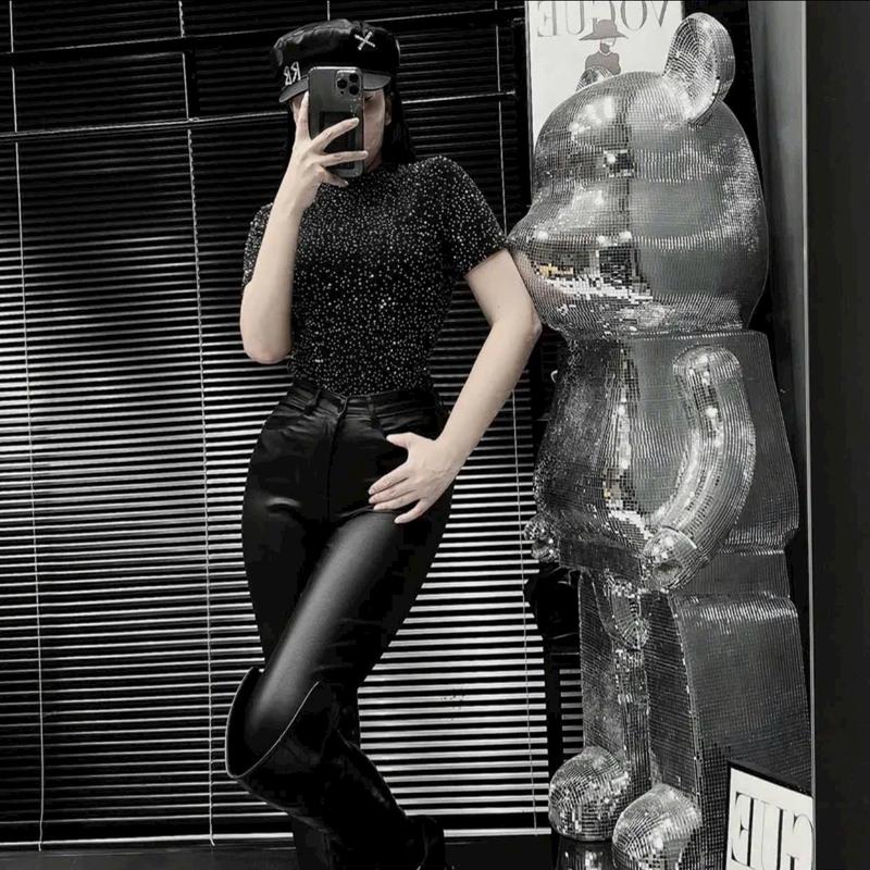 8880. Quần da dài lót nỉ nhẹ . Chất co giãn nhiều , from rộng . Nên đặt lùi size . Pants