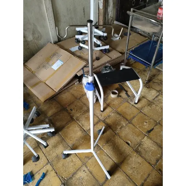 Tiang Infus Kaki 3 Roda Pipa Besi Tiang Infus Medis Rumah Sakit