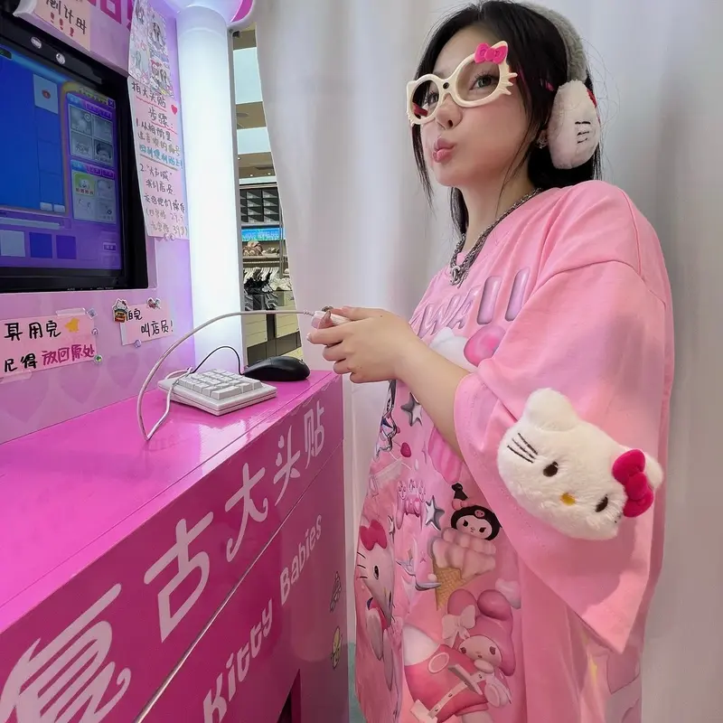 ÁO THUN NEXXUS KITTEE TEE - ĐÍNH GẤU BÔNG HELLO KITTY TO TRÊN TAY ÁO 4