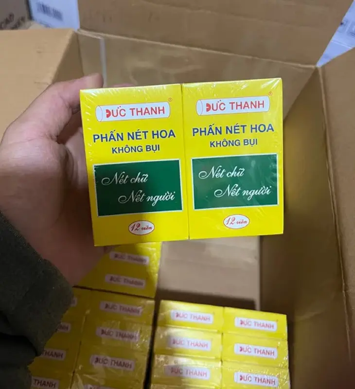 Hộp phấn viết bảng Đức Thanh không bụi - 12 viên/hộp 0