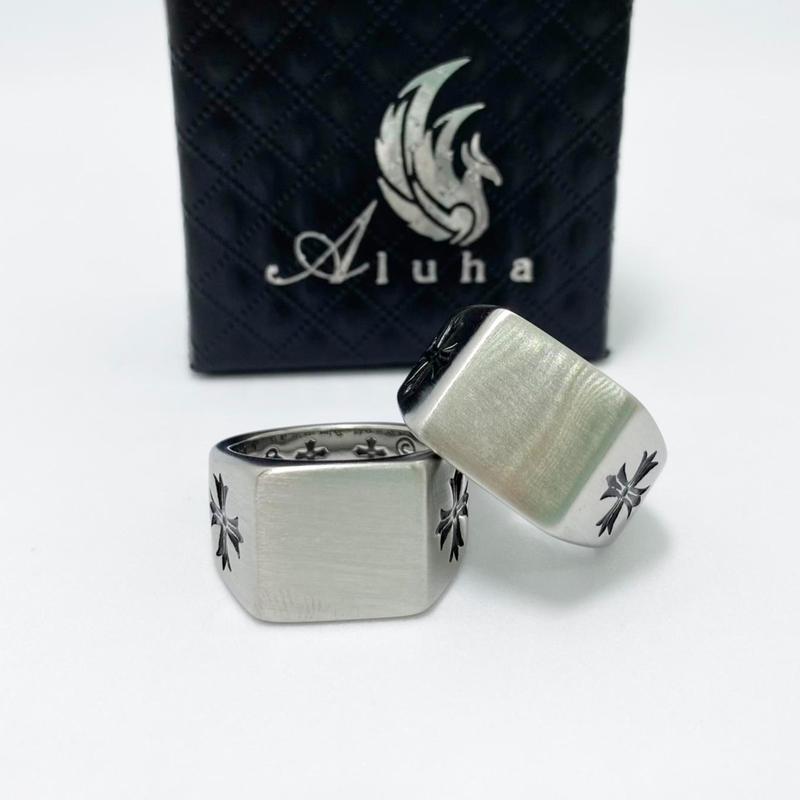 Nhẫn Titan không rỉ CH, kiểu dáng nhẫn signet, họa tiết hoa Iris, khắc chữ trong sắc nét, phù hợp nam nữ cá tính - R117 - Aluha