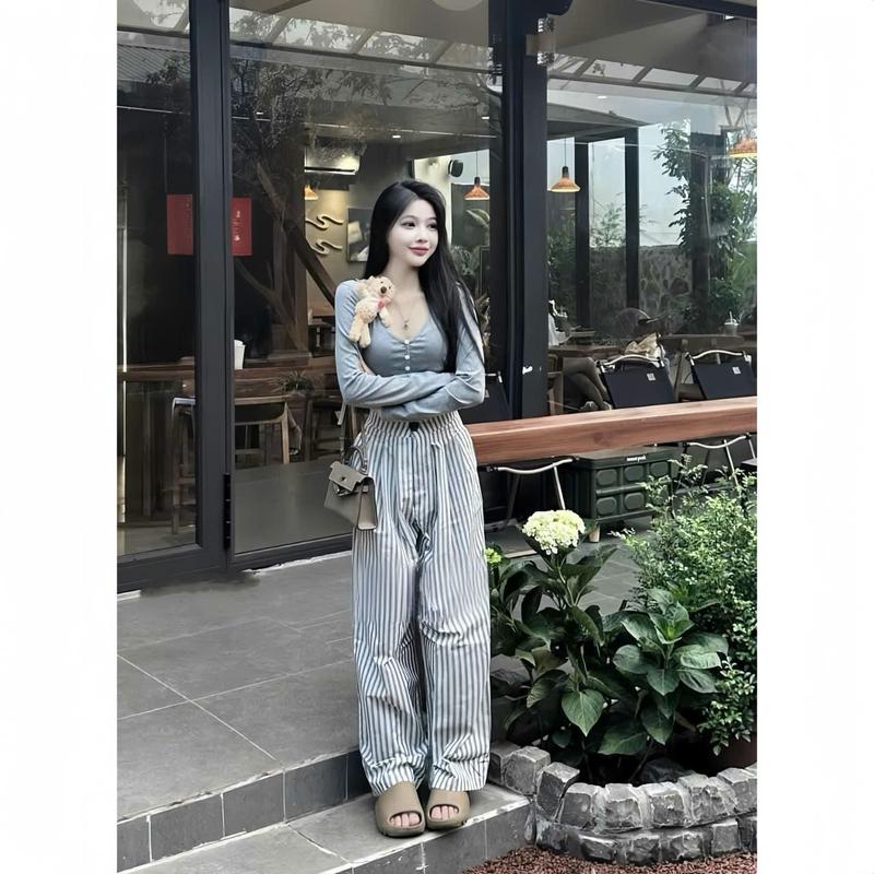 Product Introduction of Set bộ nữ áo croptop tăm lạnh thiết kế cổ tim đính gấu dài tay kèm quần dài ống suông xinh xắn thích hợp cho các nàng diện đi chơi. Women top 17