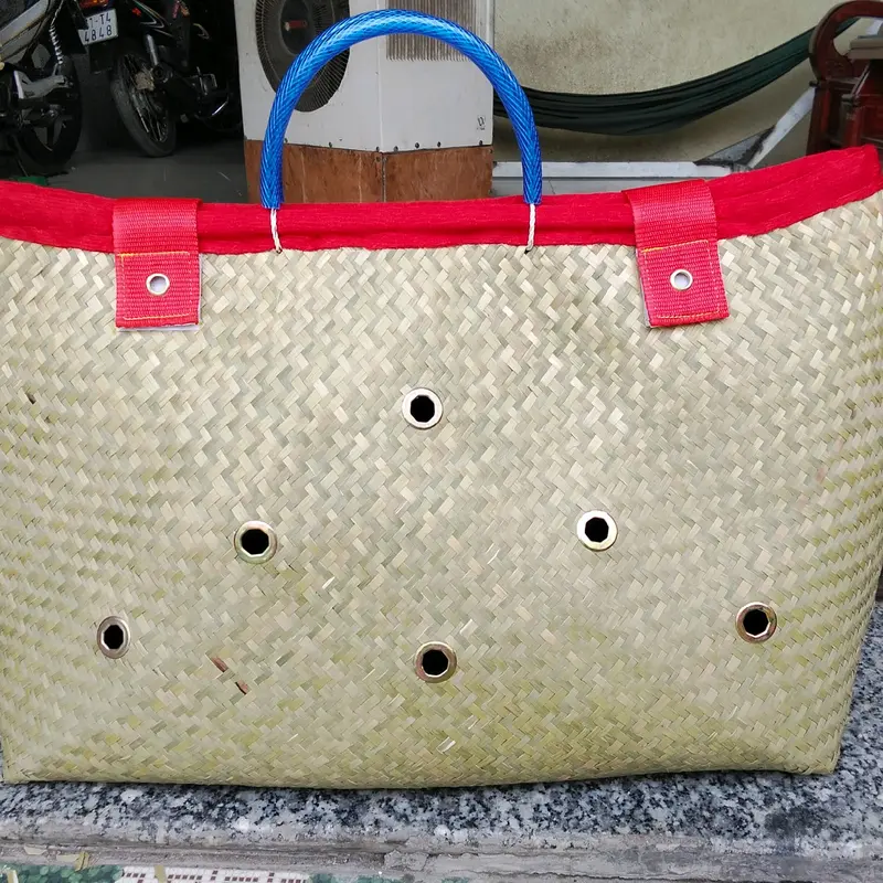 Giỏ Đệm Gà Cải Tiến 7tấc 12lỗ Màu Đỏ (70x46) - Dùng Cho Gà Từ 3ký Trở Xuống 1