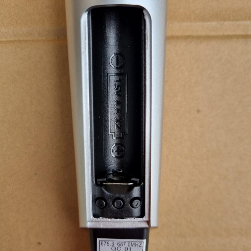 Micro không dây band tần UHF chống hú cao cấp tự set tần số trên tay mic M28 cho loa karaoke bluetooth có đèn Led quanh cổ mic siêu đẹp Tripod 3
