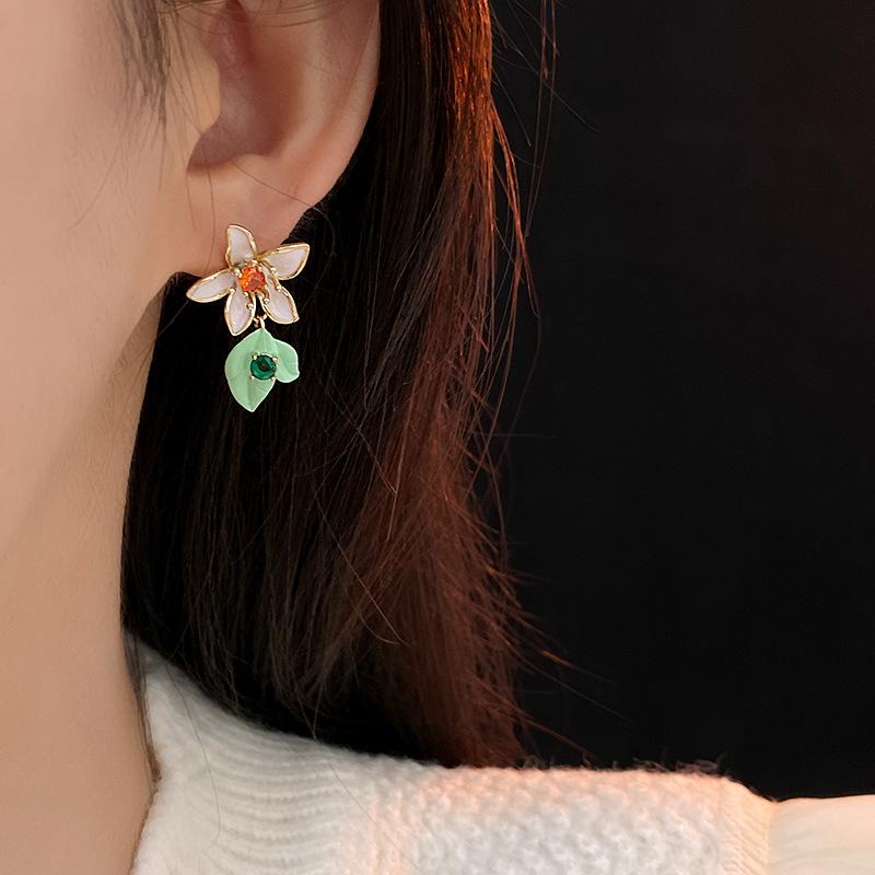 Product Introduction of Real gold electroplated silver needle oil dripping flower earrings, artistic retro fashion earrings, elegant and versatile high-end earrings for women 15