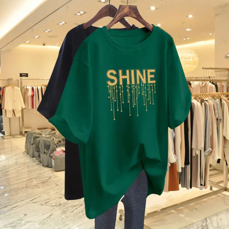 เสื้อยืดสำหรับสาวอ้วนพลัสไซส์ 150.00กก. มาใหม่ ความยาวปานกลาง ทรงหลวม แขนสั้น สำหรับผู้หญิง สไตล์ฤดูร้อน สไตล์ตะวันตก เสื้อคลุมหน้าท้องซ่อนไขมัน