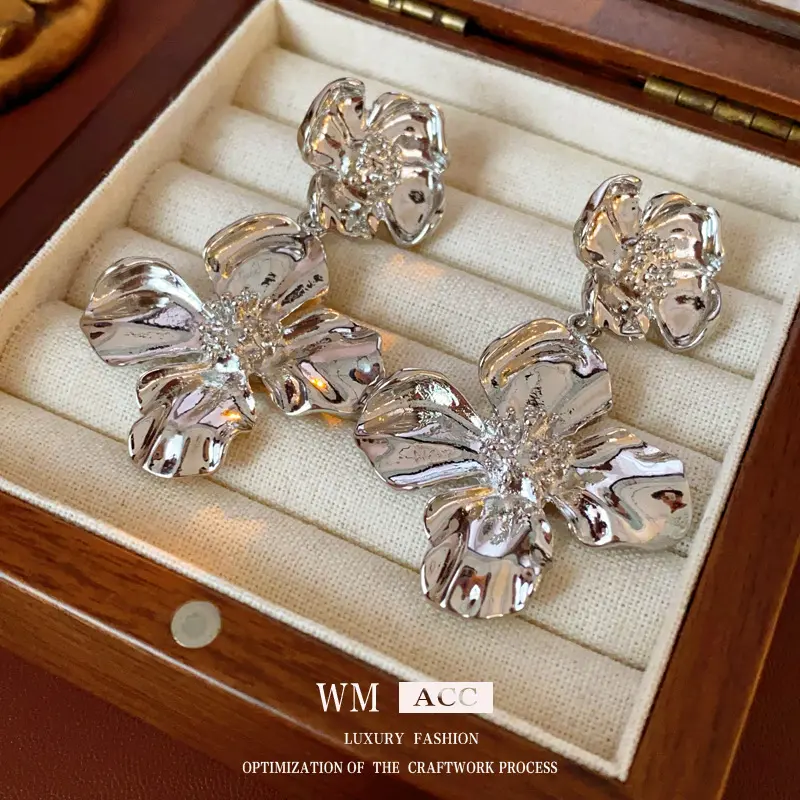 Silver needle flower earrings with a cool and exaggerated personality, metal earrings with a sense of luxury and light luxury