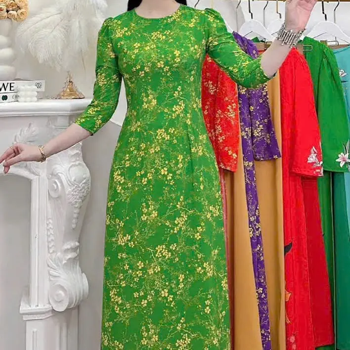 Áo dài hoa nhí xanh lá  thiết kế cổ tròn tay bồng .Chất liệu lụa nhật mềm mịn có giãn nhẹ .Mặc đẹp  phom đẹp dáng chuẩn bay tà