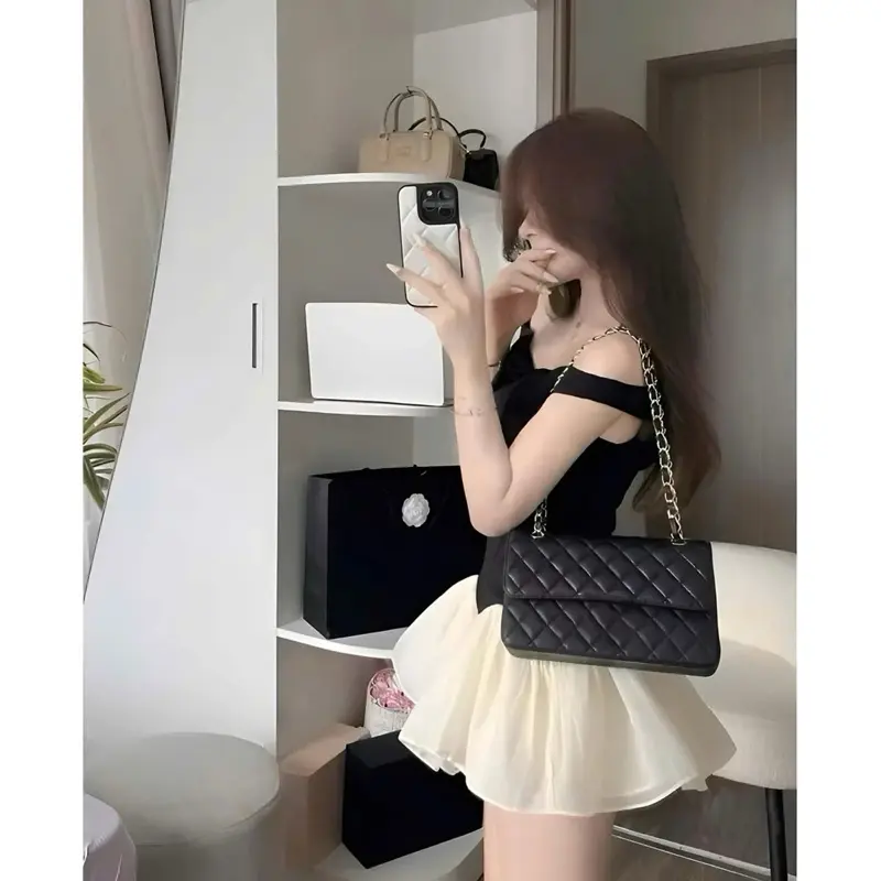 Váy đen trễ vai tầng váy xòe