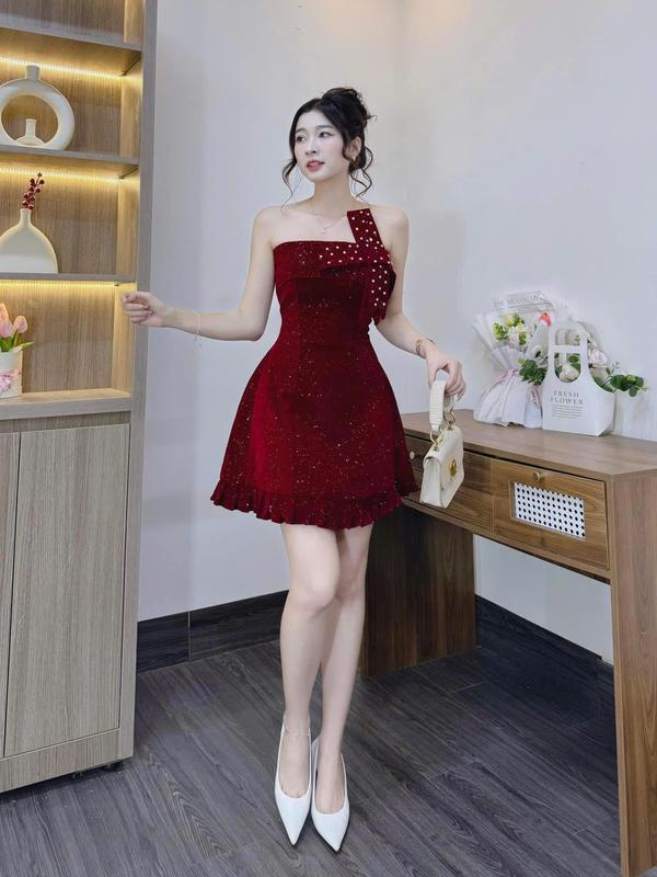 Đầm đỏ nhung đi tết đi tiệc A702 form xòe dáng ngắn trên gối kiểu cúp vòng 1 có 2 dây phối nơ X mix đá kèm đệm mút chất nhung kim tuyến lót lụa freesize KimHoa77