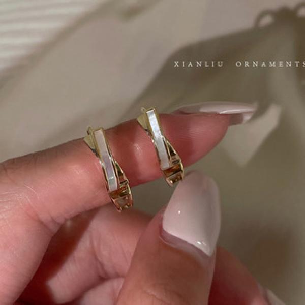 Product Introduction of S925 Silver C- Shaped Earrings Female South Korea Elegant High Sense Online Red Light Surface Ear Ring Ins Niche 2022 New Fashion 36