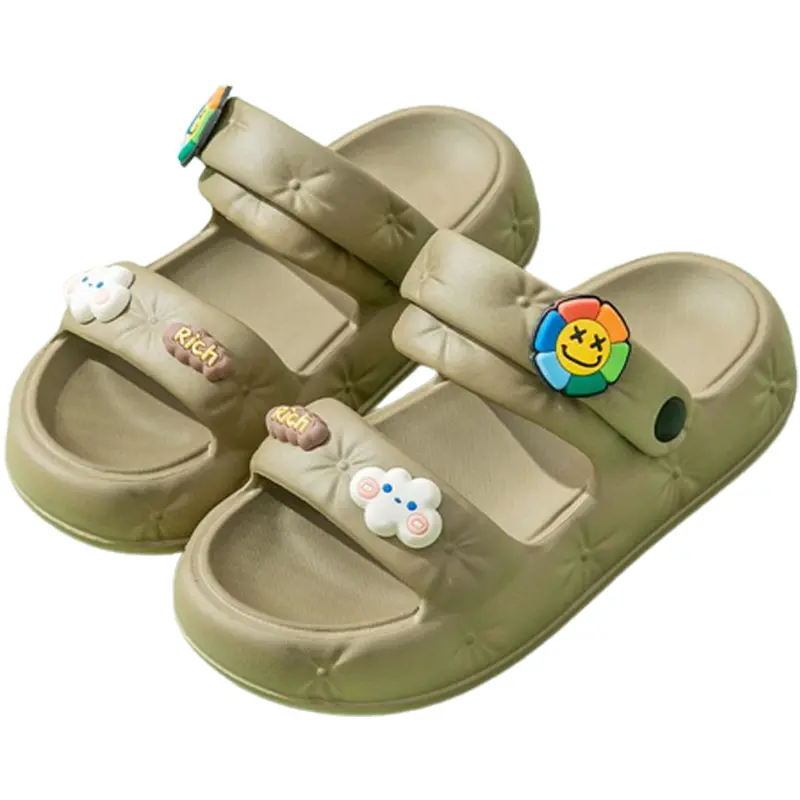 Sandal wanita bermotif kartun breathable terbaru, sol tebal, nyaman dan lembut, terbuat dari bahan PVC, anti selip dan tahan aus, sehingga mudah berjalan di tanah saat keluar rumah.