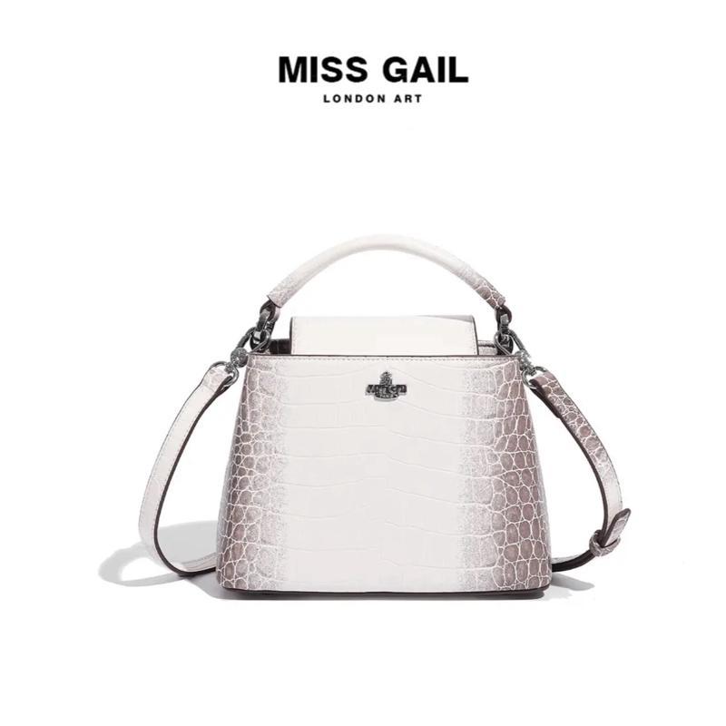MG6398-1. Túi xách nữ MISS GAIL Store HongKong thiết kế vân da cá sấu độc đáo, sang trọng.  BST hè 2025. Xách tay/ đeo chéo. Full box hãng. Màu Trắng