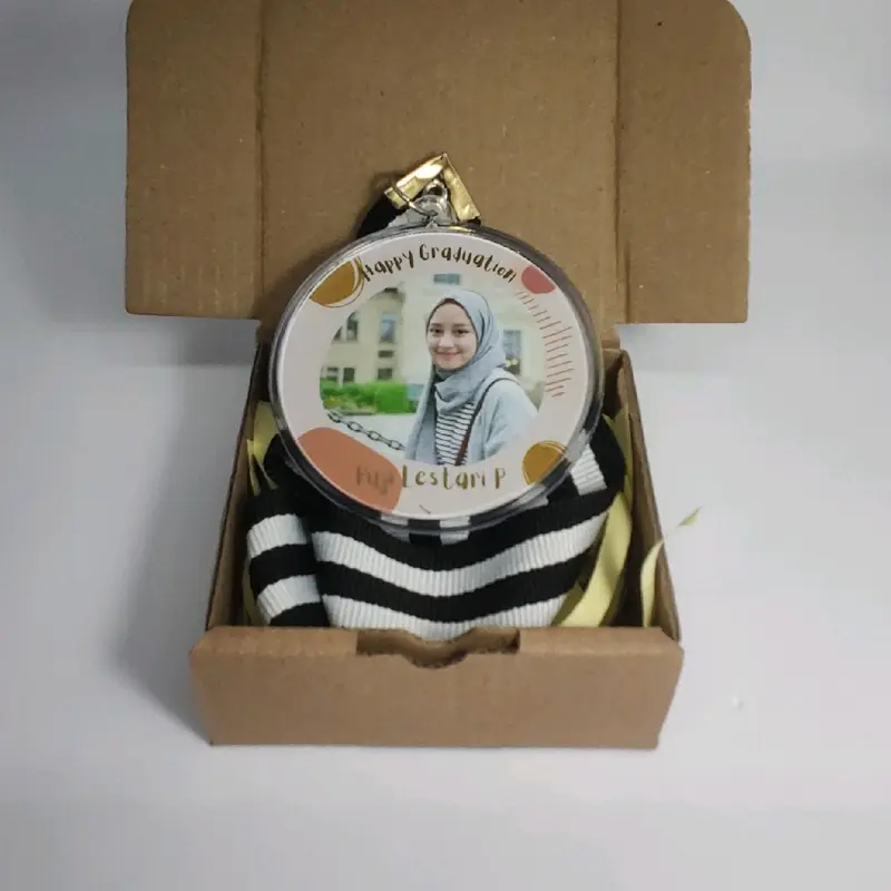 Kado Wisuda Medali Custom foto dan nama sendiri murah harga sudah termasuk box hampers 6