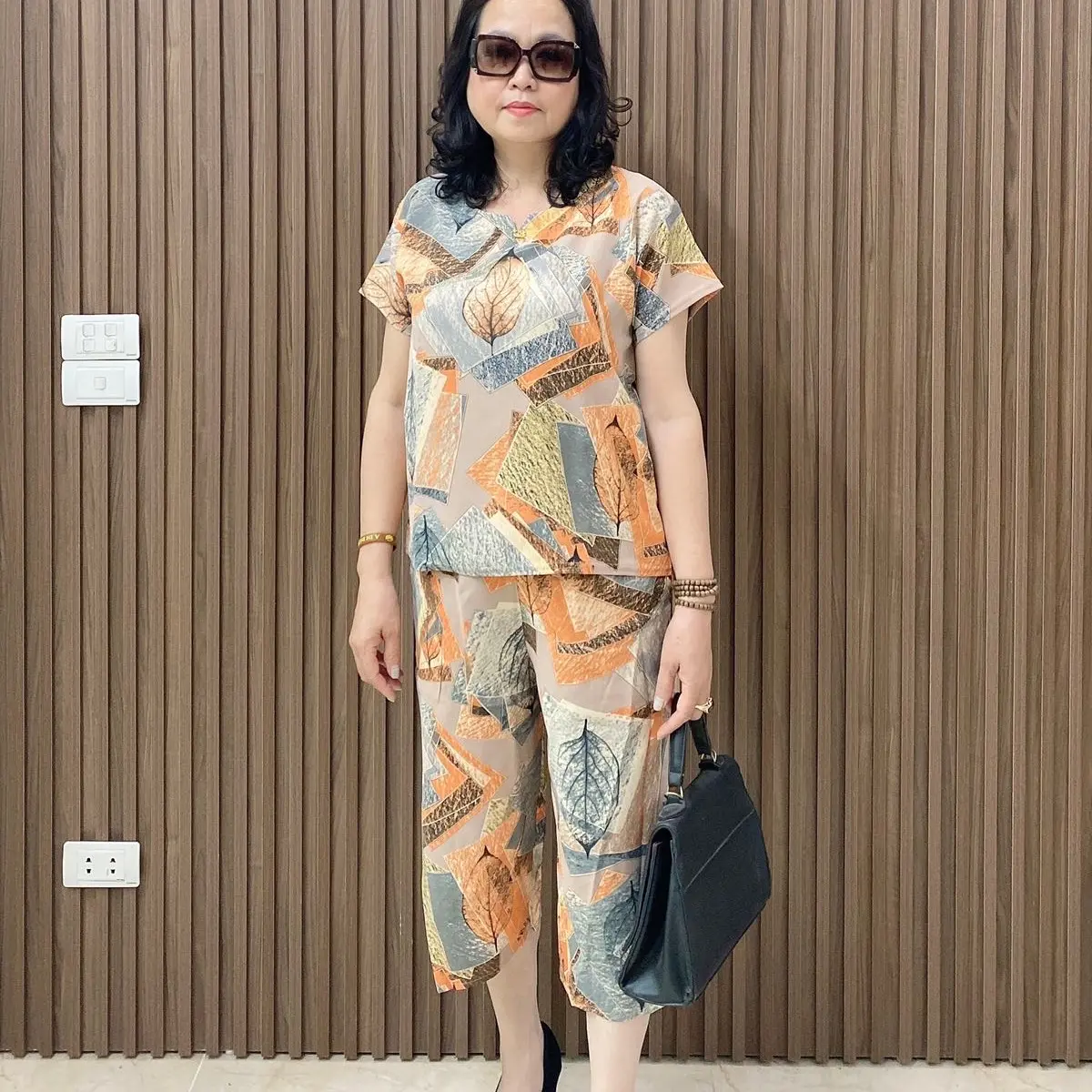 Bộ lụa mặc nhà tay cộc quần lửng cho mẹ cho bà U50-80 tuổi 45-75kg - Áo Nữ Nhung Women Voi pizamanu pijama ladder