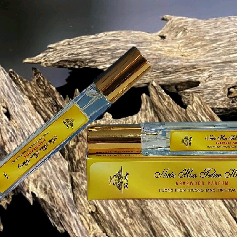 Nước hoa trầm hương với mùi hương tự nhiên, tinh tuý, đẳng cấp và đầy quý phái cho cả nam và nữ.