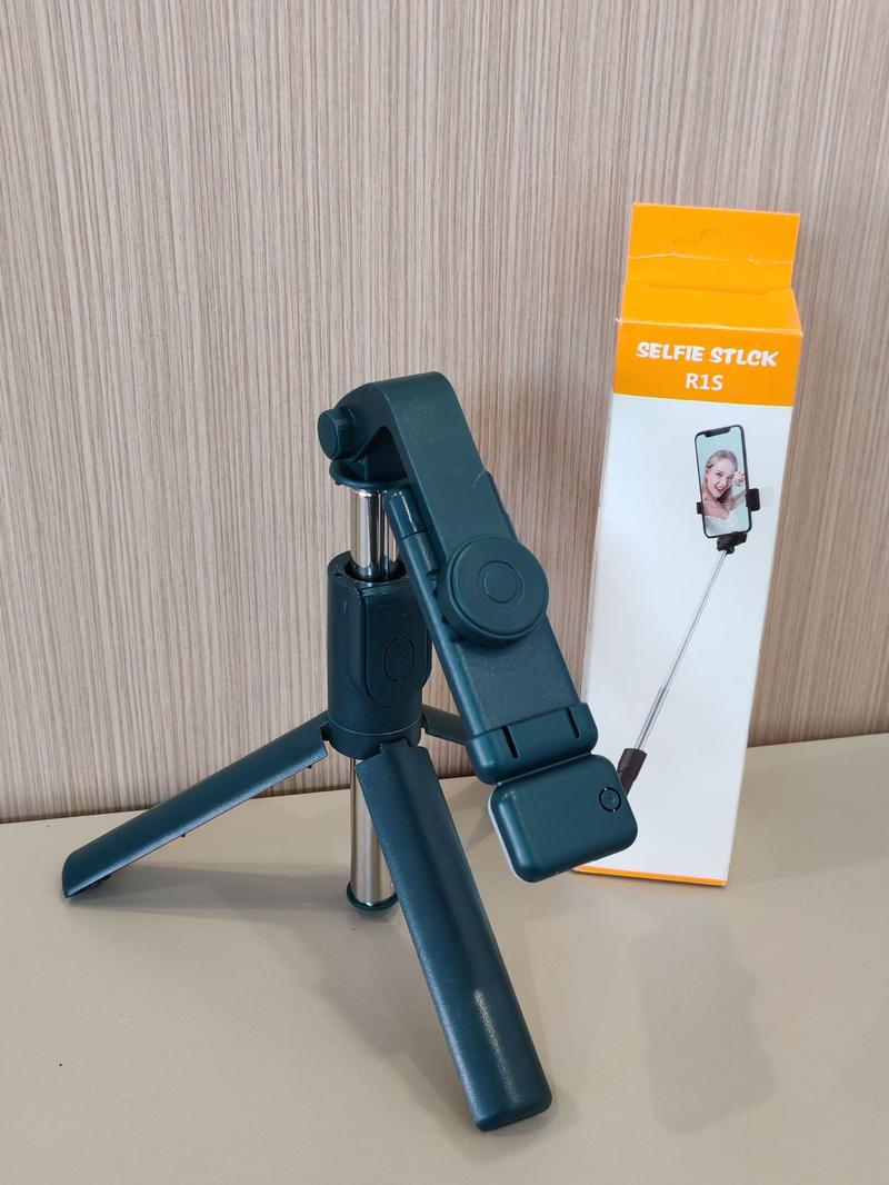 Product Introduction of Portable R1s Selfie Stick with Bluetooth Remote Control and Fill Light for Live Streaming tripod 0