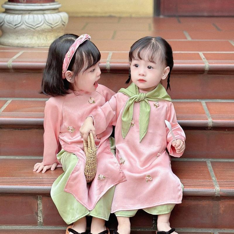 Áo dài Tết bé trai, bé gái thêu hoa thủ công màu hồng quần xanh kèm khăn và bờm Đậu Kids&Mom AD003 2