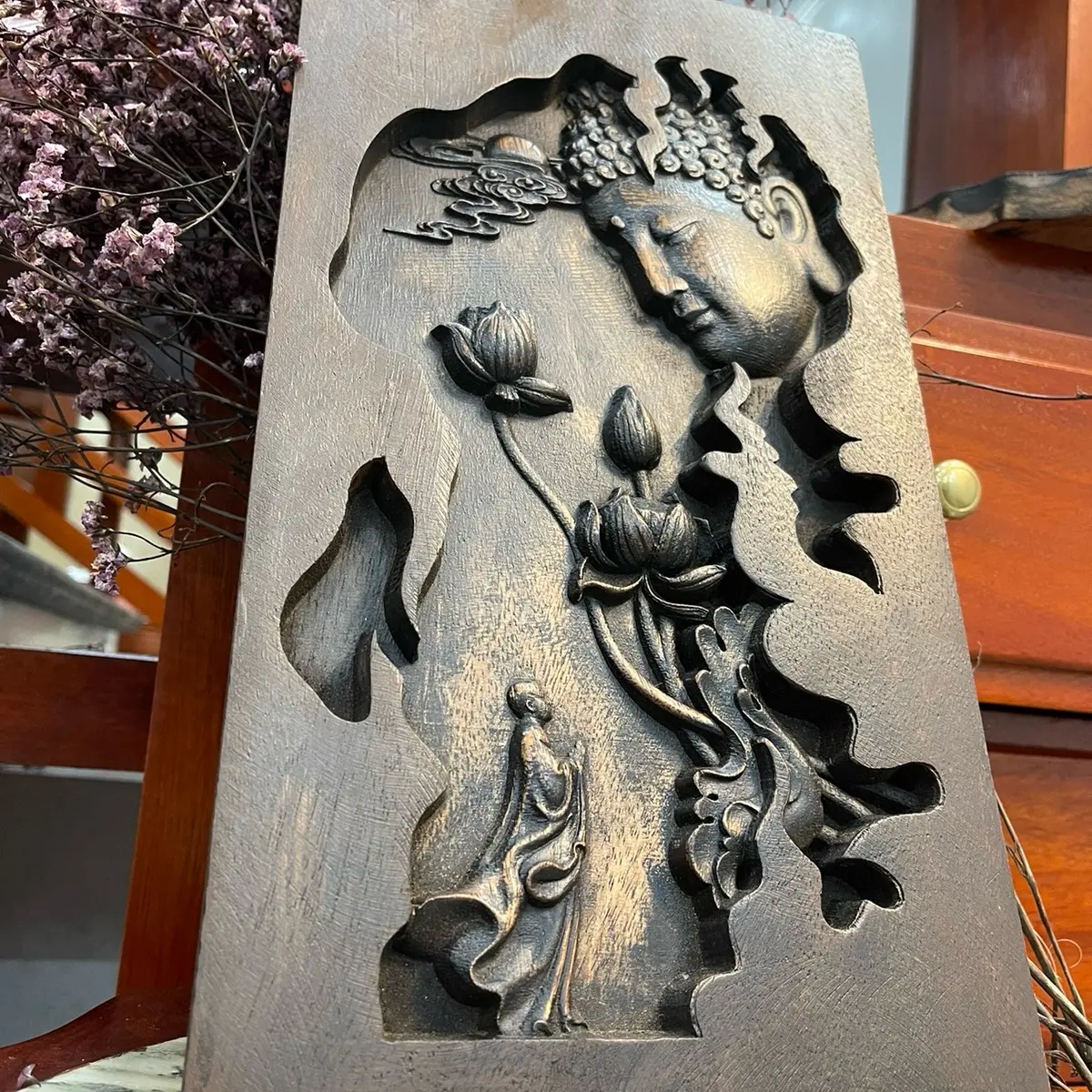 Tranh gỗ nhất tâm bái Phật decor trang trí phòng trà- phòng khách- phòng tu tập ( tặng kèm theo móc treo tường )