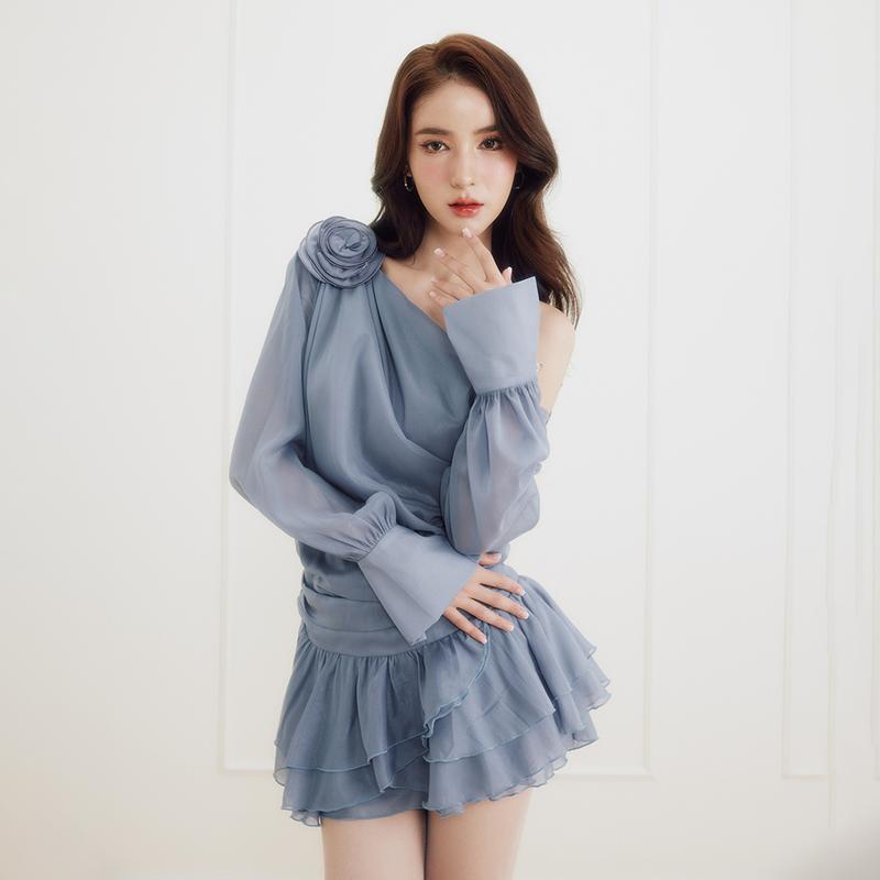  RECHIC Đầm ngắn trễ vai Sivia đính nơ vai tay dài bồng bềnh sang trọng tiểu thư 