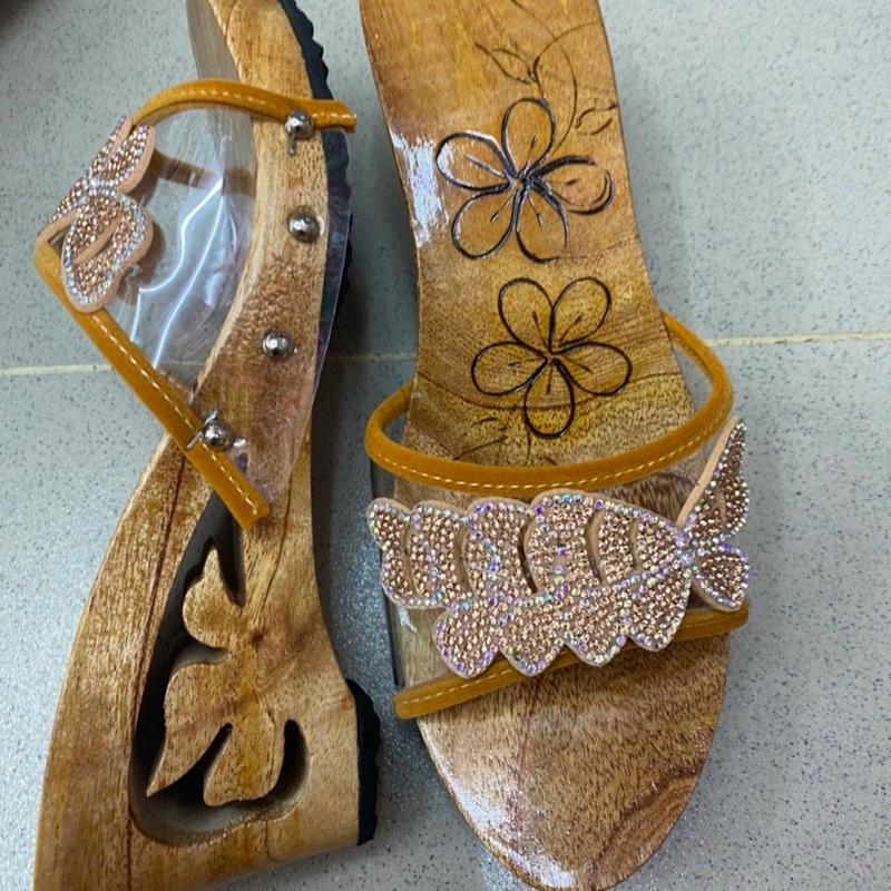   Lọng ngẫu nhiên  Guốc gỗ 7 phân dép gỗ chạm khắc laze hoa lá Khuê Các guốc mộc 7cm cao gót nữ đế xuồng đóng quai nhựa kết xoàn lấp lánh mặc áo dài bà ba pháp phục đồ lam váy suông dạo phố đi chơi lễ chùa 