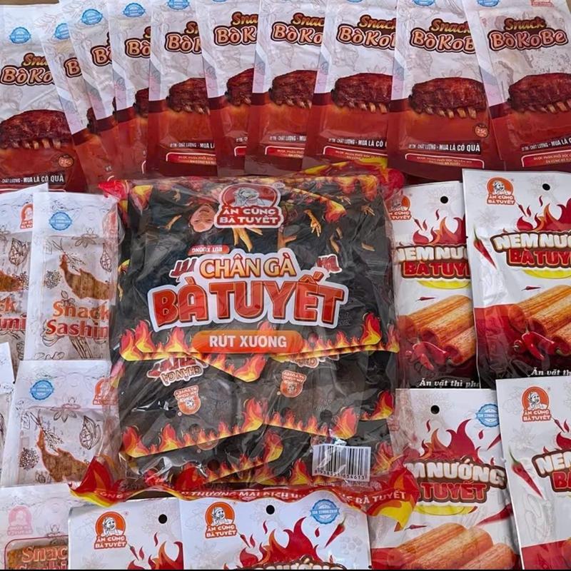 14 Combo 40 món đồ ăn vặt Ăn cùng bà Tuyết gồm 10 chân gà rút xương BÀ TUYẾT 10 snack nem nướng phên BÀ TUYẾT 10 snack sashimi cá hồi BÀ TUYẾT 10 snack sườn bò KOBE BÀ TUYẾT food candy snack Chua Cake Cay Ăn Kiêng nhà tăm trúng vàng của con