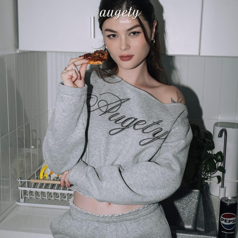  Áo Sweater Nỉ Tay Dài Form Croptop Thêu Chữ Trễ Vai COSIE CROPPED SWEATER AUGETY 