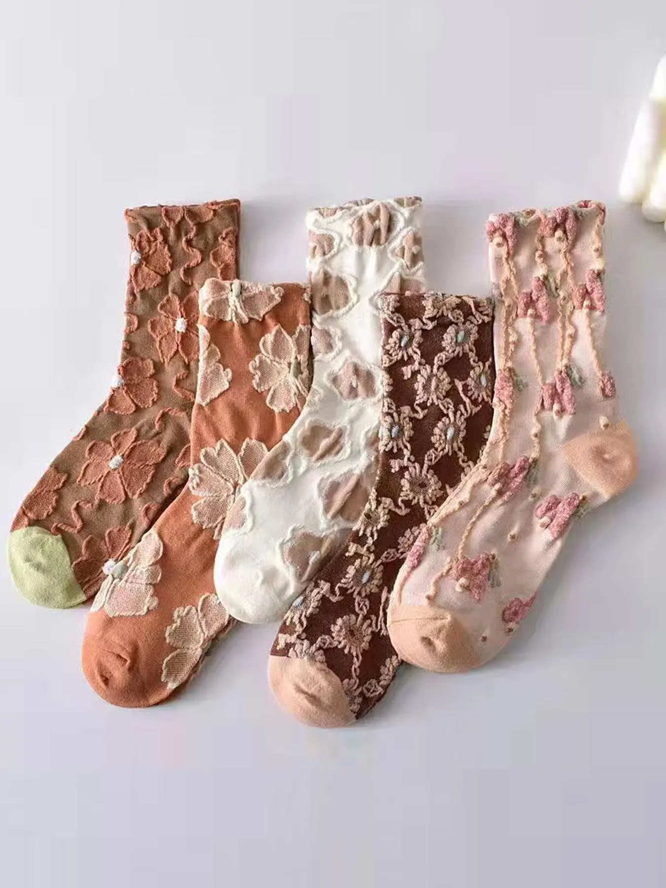 Women's 5 Pairs Floral Embossed Crew Socks, Fashionable Casual Cozy Breathable Socks for Daily Wear, Women Socks for All Seasons