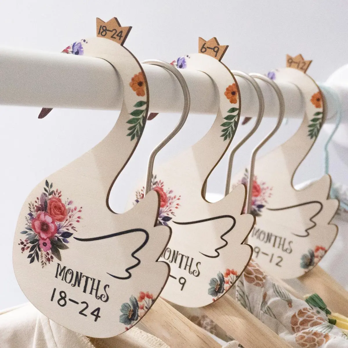 Wooden Swan & Flower Pattern Hanger (7counts/set), Cartoon Swan Shaped Baby Clothes Separator, Home Organizer for Baby Wardrobe