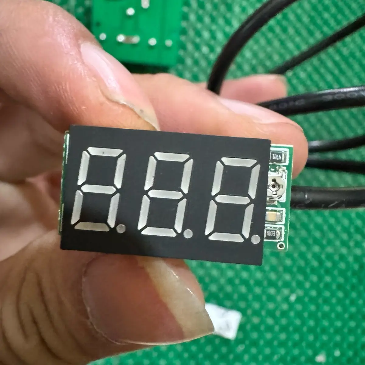 Đồng hồ báo volt có độ chính xác cực cao và có thể điều chỉnh giá trị sai số
