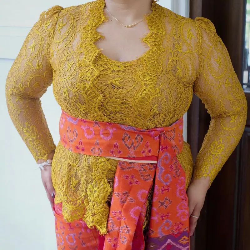 Kebaya Jadi B02 Semiprancis Swarovskii Kerah Tempel Bet Oval Bahu Rempel Lengan Panjang(only kebaya saja) 1