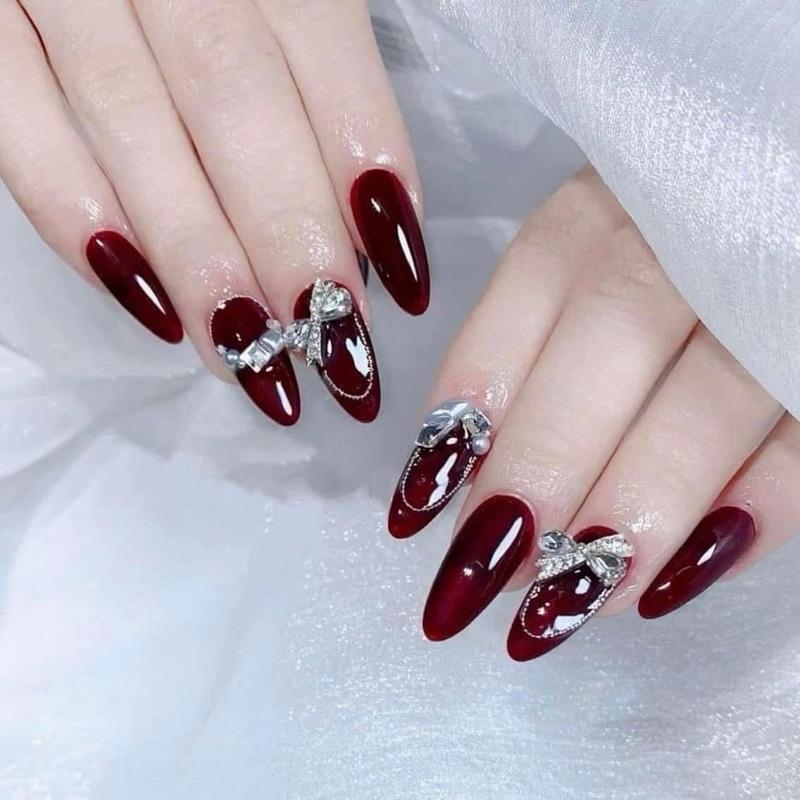 M90 nailbox hót màu đỏ rượu vang fom tròn nhọn gắn charm xinh